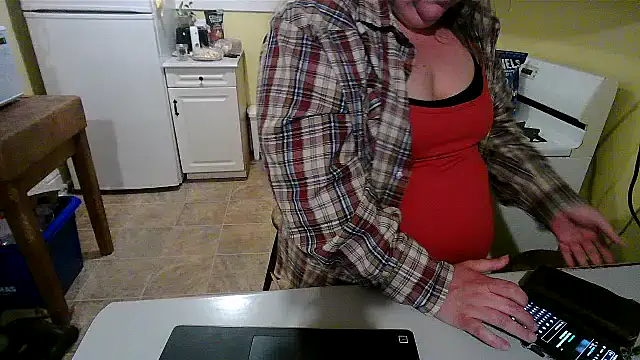 Snapshot of smalltowntrouble chatting on May 24, 1:43 am smalltowntrouble online show from May 24, 1:43 am