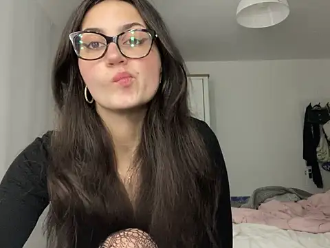 Snapshot of Ellamay06 chatting on May 1, 7:29 pm Ellamay06 online show from May 1, 7:29 pm