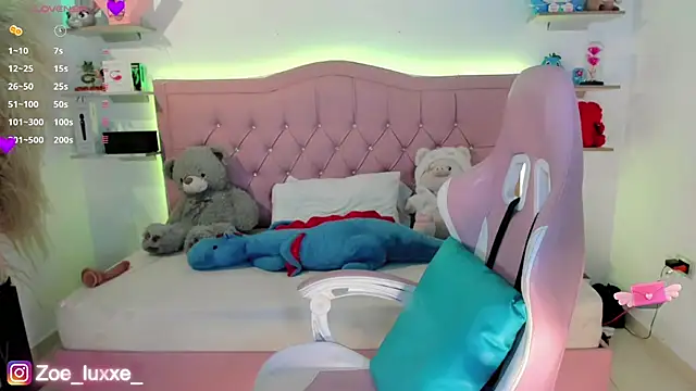 Snapshot of Zoe_Luxxe_ chatting on July 3, 9:10 pm Zoe Luxxe online show from July 3, 9:10 pm