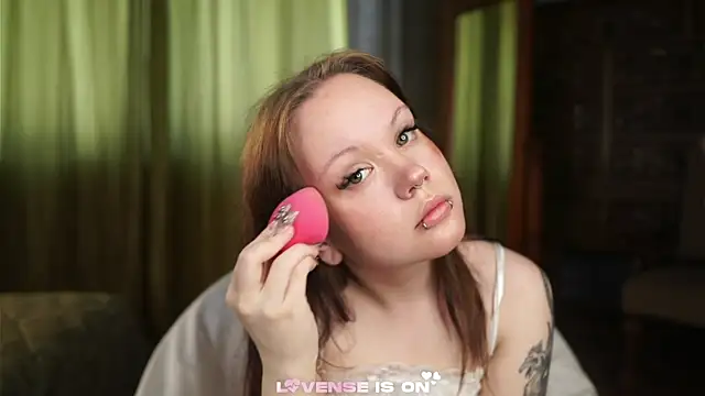 Snapshot of LeahAllsop chatting on May 8, 2:39 am LeahAllsop online show from May 8, 2:39 am