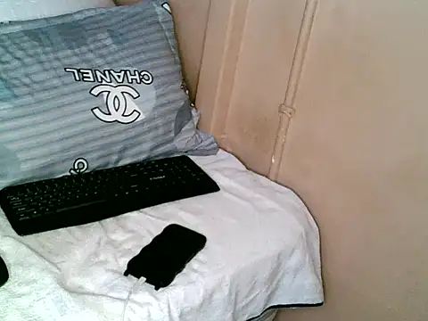 Lady Giraffe online show from March 7, 9:39 am