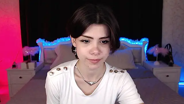 llittle-peachh online show from March 9, 4:00 pm