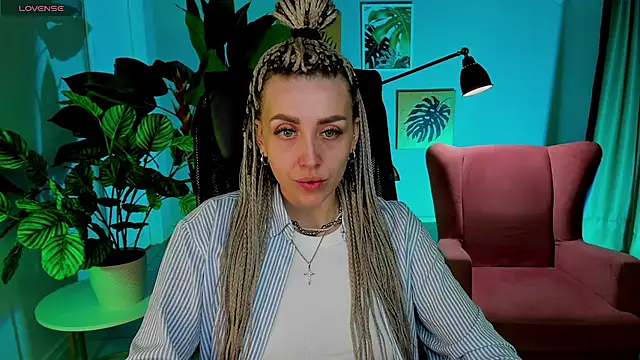 MonicaRiley online show from June 19, 9:02 am