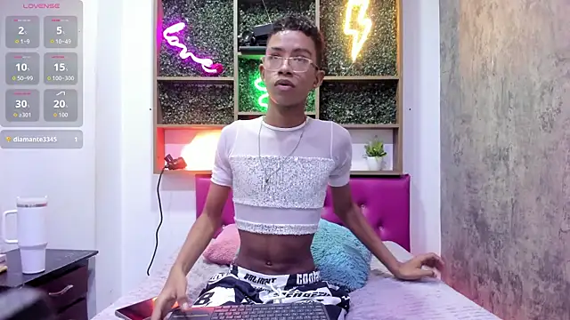 Snapshot of patrick_lovee chatting on April 1, 7:55 pm patrick lovee online show from April 1, 7:55 pm