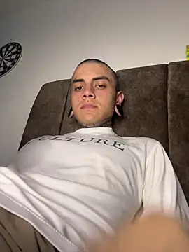 Snapshot of _valentinooo chatting on March 20, 4:06 am valentinooo online show from March 20, 4:06 am