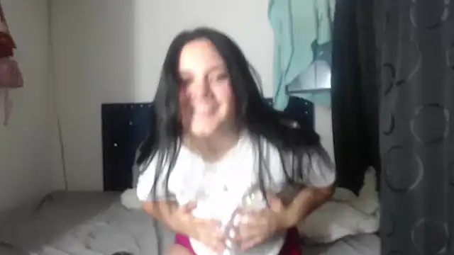 Snapshot of Mia_latinhot chatting on March 10, 1:32 am Mia latinhot online show from March 10, 1:32 am