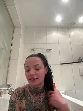 SkinnyLilly online show from May 1, 10:58 pm