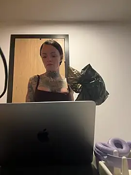 SkinnyLilly online show from June 9, 7:36 pm