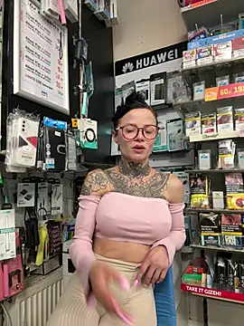 SkinnyLilly online show from July 1, 7:02 pm