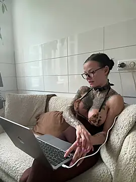 SkinnyLilly online show from July 5, 6:37 pm