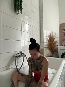 SkinnyLilly online show from July 6, 12:24 pm