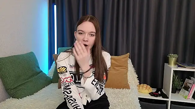 SunyLily online show from March 11, 6:41 am