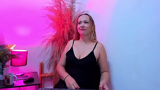 Snapshot of KahiaSmith chatting on July 9, 1:04 pm KahiaSmith online show from July 9, 1:04 pm