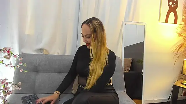 Snapshot of KahiaSmith chatting on July 22, 2:20 pm KahiaSmith online show from July 22, 2:20 pm
