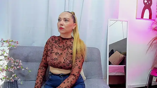 Snapshot of KahiaSmith chatting on July 24, 12:36 pm KahiaSmith online show from July 24, 12:36 pm