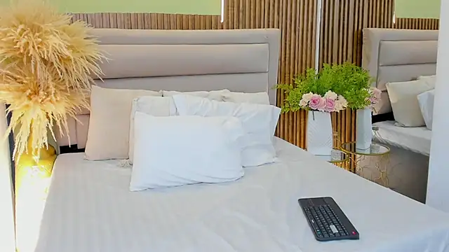 VanessaOwens1 online show from March 11, 2:01 pm