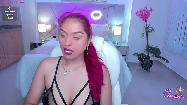 Snapshot of Raven-reyess chatting on May 24, 6:02 pm Raven-reyess online show from May 24, 6:02 pm