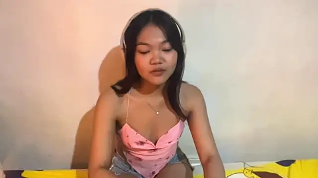 LynneCharley online show from March 12, 1:23 am