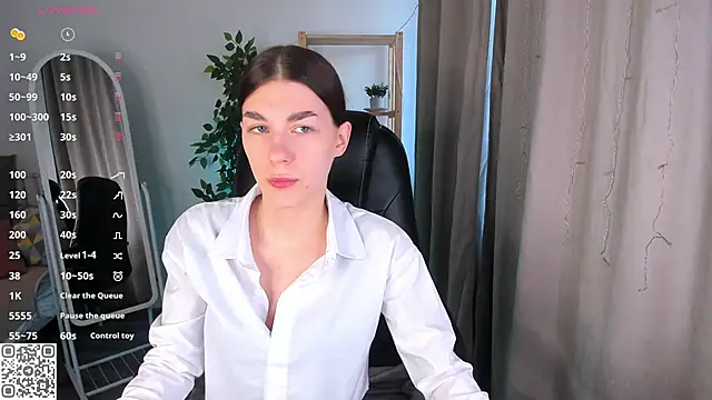 Snapshot of LunaRossaa chatting on June 9, 12:00 am LunaRossaa online show from June 9, 12:00 am