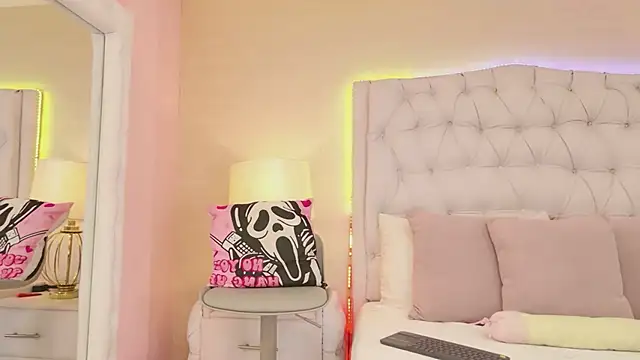 Snapshot of MeganRoseh chatting on June 17, 8:10 pm MeganRoseh online show from June 17, 8:10 pm
