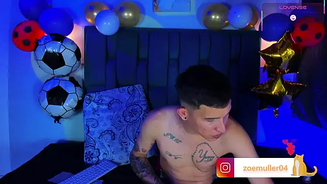 Snapshot of Zoe_Axel1 chatting on July 3, 8:04 pm Zoe Axel1 online show from July 3, 8:04 pm
