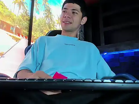 Snapshot of ChristoperGiraldo chatting on April 5, 2:36 pm ChristoperGiraldo online show from April 5, 2:36 pm