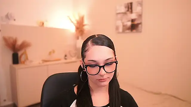 Snapshot of Ellediane18 chatting on March 16, 1:37 pm Ellediane18 online show from March 16, 1:37 pm