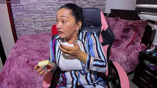 Milf Julianna online show from April 30, 10:47 pm