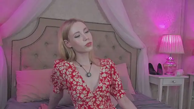 Lola Gilbert online show from June 18, 3:05 pm