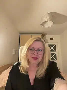 Snapshot of JanieLight53 chatting on May 22, 8:58 pm JanieLight53 online show from May 22, 8:58 pm