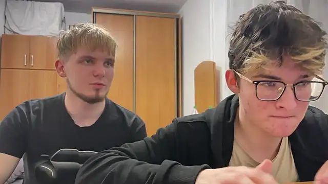 Snapshot of niksikor chatting on March 24, 10:37 pm niksikor online show from March 24, 10:37 pm