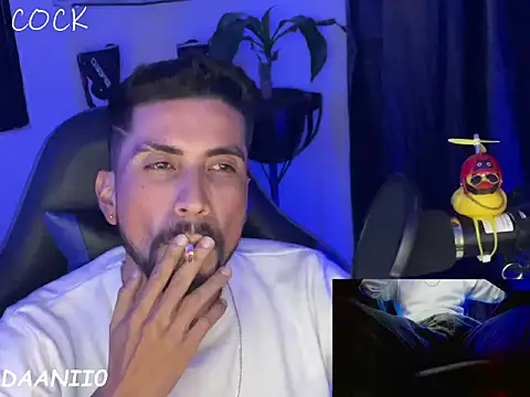 ddaanii0 online show from March 20, 2:49 am