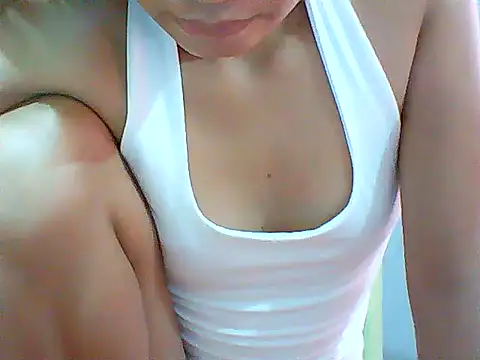 Snapshot of Andrea_Bloom19 chatting on July 22, 1:08 am Andrea Bloom19 online show from July 22, 1:08 am