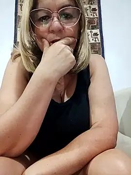 Prettywoman0110 online show from March 10, 8:14 pm