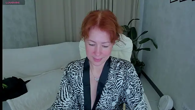 Snapshot of LeticiaRomano chatting on May 25, 4:07 am LeticiaRomano online show from May 25, 4:07 am