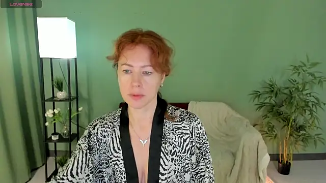 Snapshot of LeticiaRomano chatting on July 7, 6:47 am LeticiaRomano online show from July 7, 6:47 am
