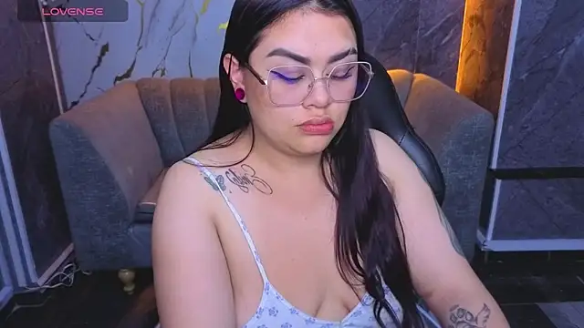 Samantha Roberts b online show from March 14, 8:03 pm