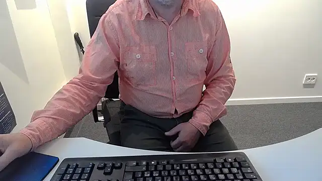 Snapshot of Buggemann chatting on June 18, 2:45 am Buggemann online show from June 18, 2:45 am