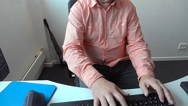 Snapshot of Buggemann chatting on July 7, 7:23 am Buggemann online show from July 7, 7:23 am