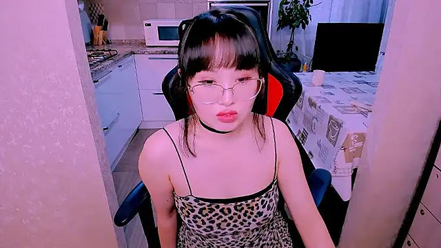 Akiko Yun online show from February 13, 12:01 pm