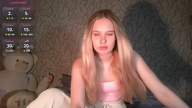 Snapshot of Alice_Pleasance chatting on June 4, 3:29 pm Alice Pleasance online show from June 4, 3:29 pm