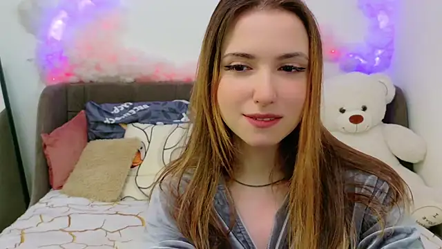Snapshot of LeenMoonie chatting on May 18, 2:45 pm LeenMoonie online show from May 18, 2:45 pm