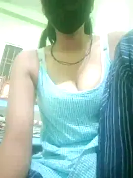 nidhiyadav00 online show from April 17, 6:11 pm