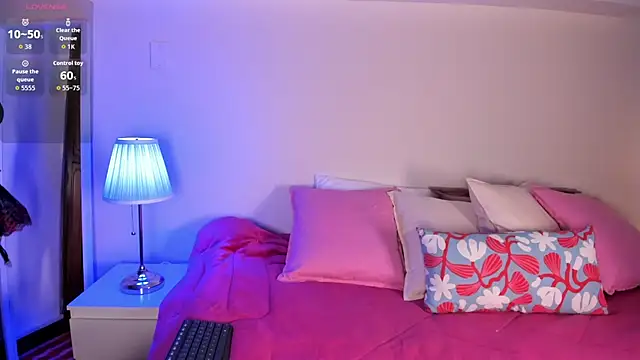 cuttie blondie online show from July 20, 11:45 am