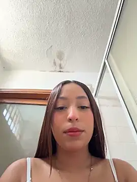 Snapshot of MiaCamille_ chatting on May 16, 6:39 pm MiaCamille online show from May 16, 6:39 pm
