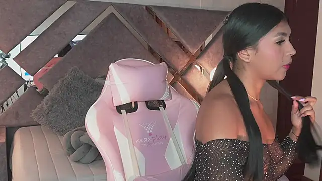 Naomi-Gray online show from July 31, 6:29 pm