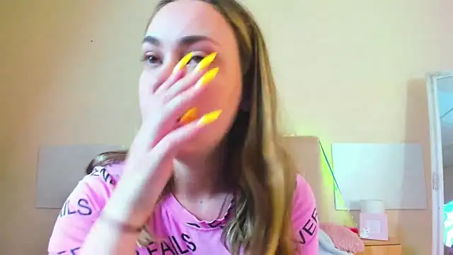 MelanieCuty online show from June 19, 5:23 am