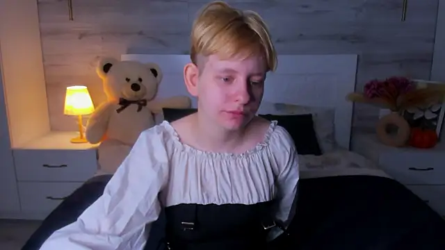 EloraBlu online show from March 17, 12:19 pm