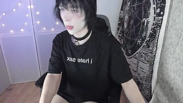 Snapshot of Simochka_w chatting on August 3, 6:33 pm Simochka w online show from August 3, 6:33 pm