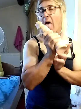 Snapshot of stephie83 chatting on July 7, 4:11 pm stephie83 online show from July 7, 4:11 pm